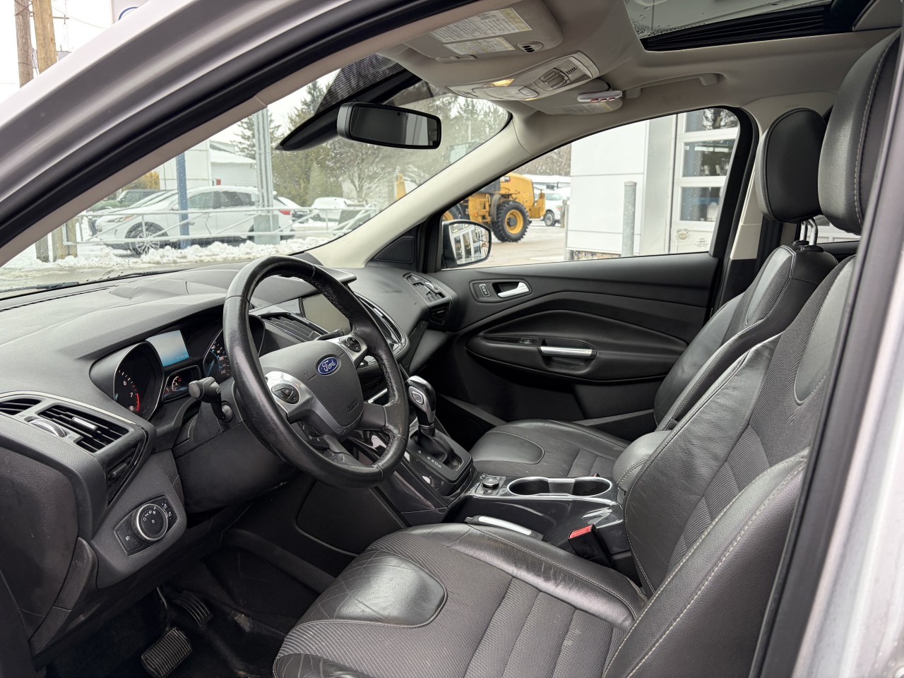 2015 Ford Escape Titanium AWD CUIR TOIT PANO BLUETOOTH SIEGES CHAUFFANTS Main Image