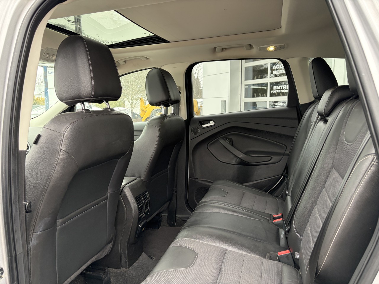 2015 Ford Escape Titanium AWD CUIR TOIT PANO BLUETOOTH SIEGES CHAUFFANTS Main Image