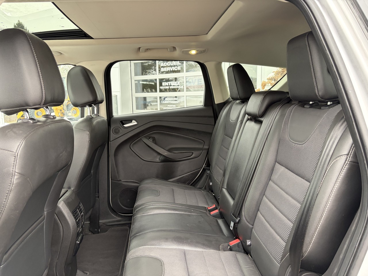 2015 Ford Escape Titanium AWD CUIR TOIT PANO BLUETOOTH SIEGES CHAUFFANTS Main Image