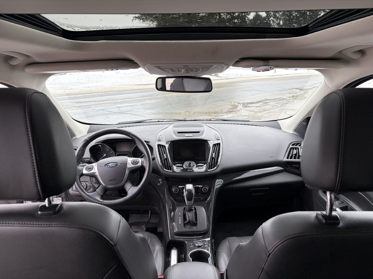 2015 Ford Escape Titanium AWD CUIR TOIT PANO BLUETOOTH SIEGES CHAUFFANTS Main Image