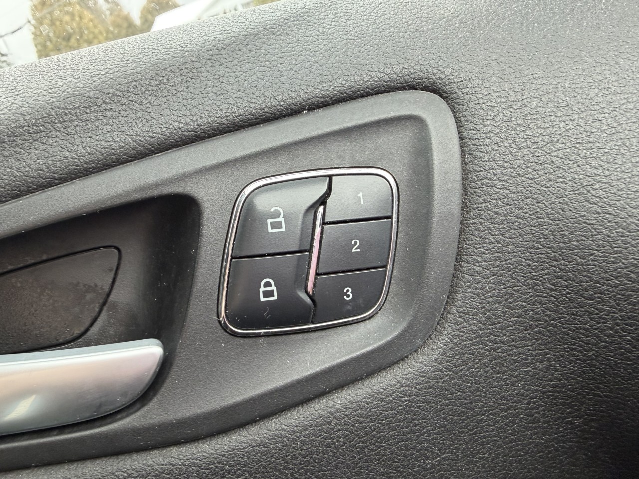 2015 Ford Escape Titanium AWD CUIR TOIT PANO BLUETOOTH SIEGES CHAUFFANTS Main Image