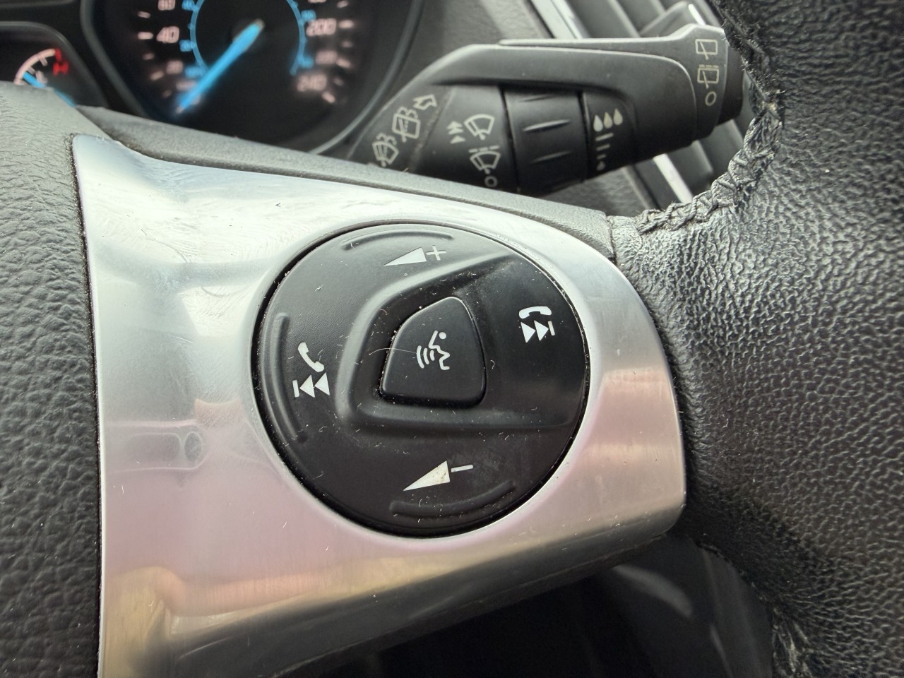 2015 Ford Escape Titanium AWD CUIR TOIT PANO BLUETOOTH SIEGES CHAUFFANTS Main Image