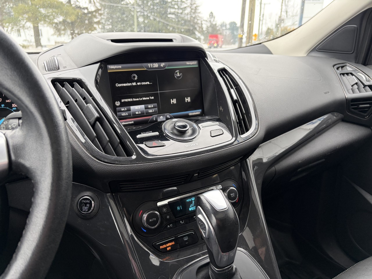 2015 Ford Escape Titanium AWD CUIR TOIT PANO BLUETOOTH SIEGES CHAUFFANTS Main Image