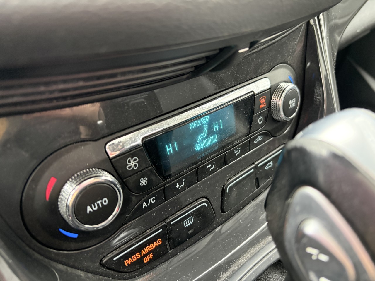 2015 Ford Escape Titanium AWD CUIR TOIT PANO BLUETOOTH SIEGES CHAUFFANTS Main Image