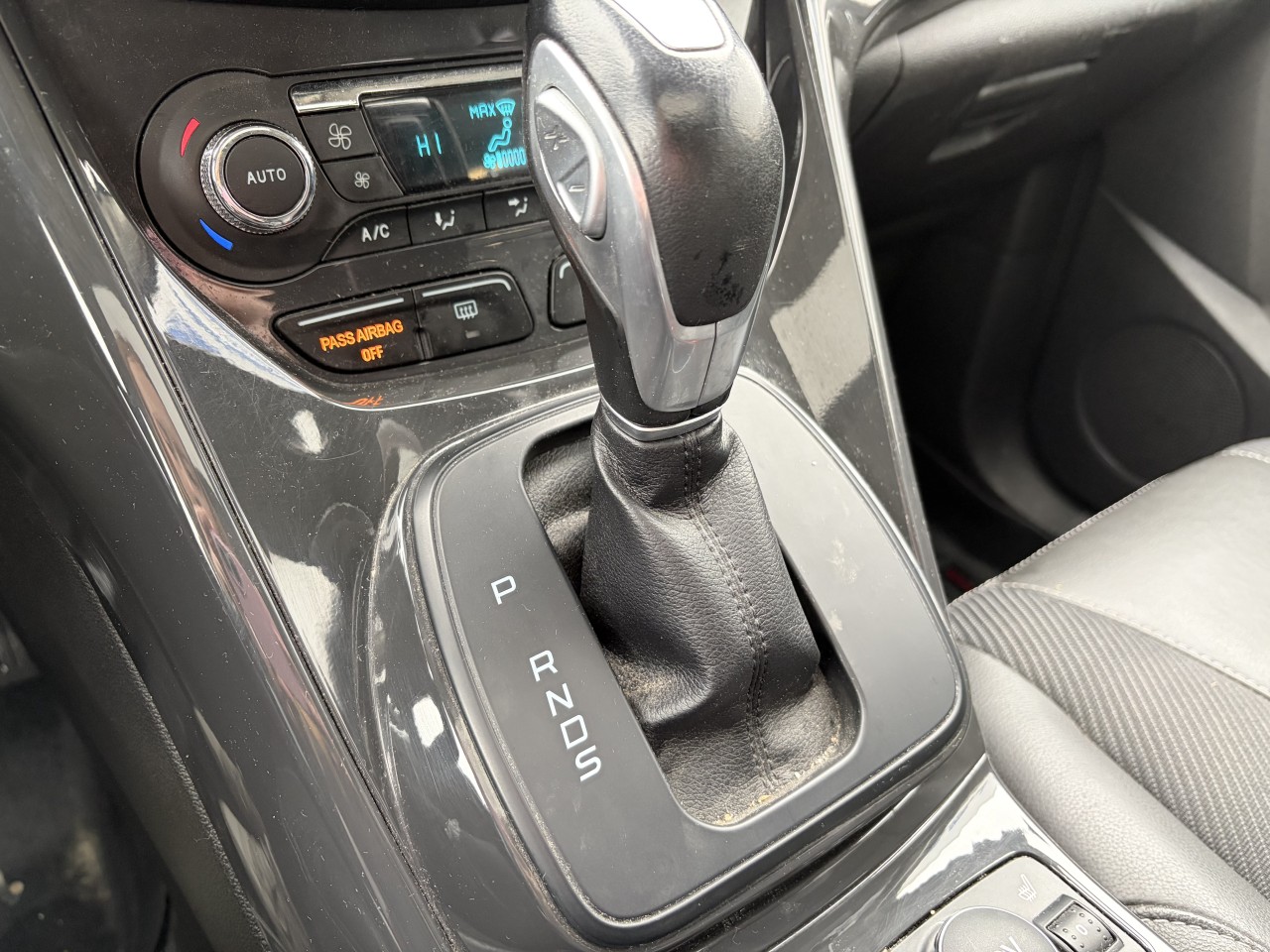 2015 Ford Escape Titanium AWD CUIR TOIT PANO BLUETOOTH SIEGES CHAUFFANTS Main Image