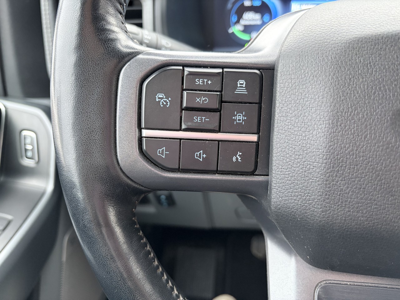 2024 Ford F-150 Lightning FLASH 131Kwh GROSSE BATTERIE, ECRAN 15 POUCES, VOLANT CHAUFFANT ADMISSIBLE iVMLZE Main Image