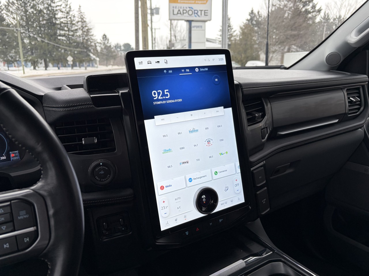 2024 Ford F-150 Lightning FLASH 131Kwh GROSSE BATTERIE, ECRAN 15 POUCES, VOLANT CHAUFFANT ADMISSIBLE iVMLZE Main Image