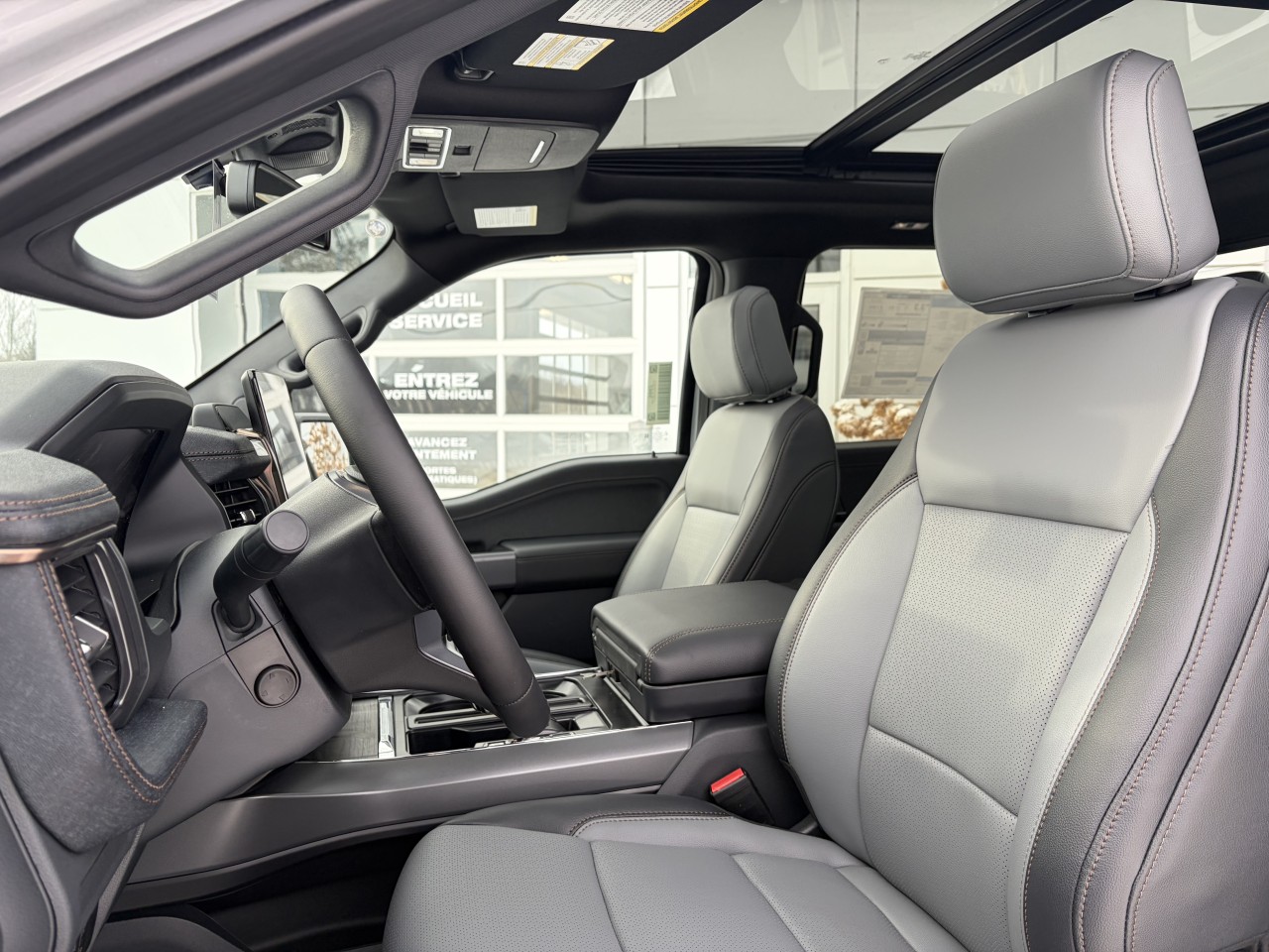 2025 Ford F-150 Lightning LARIAT TOIT OUVRANT SYNC4A BATTERIE LONGUE DURÉE 131KWH Main Image