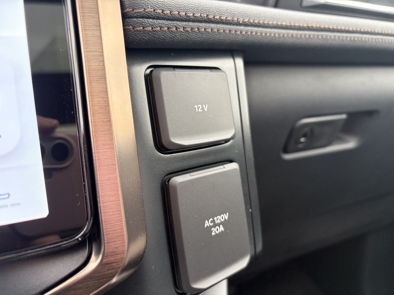 2025 Ford F-150 Lightning LARIAT TOIT OUVRANT SYNC4A BATTERIE LONGUE DURÉE 131KWH Main Image