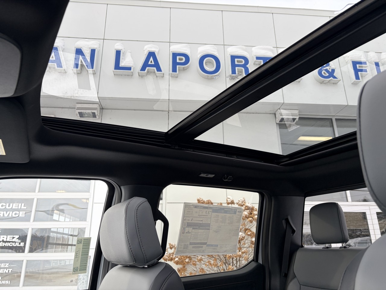 2025 Ford F-150 Lightning LARIAT TOIT OUVRANT SYNC4A BATTERIE LONGUE DURÉE 131KWH Main Image