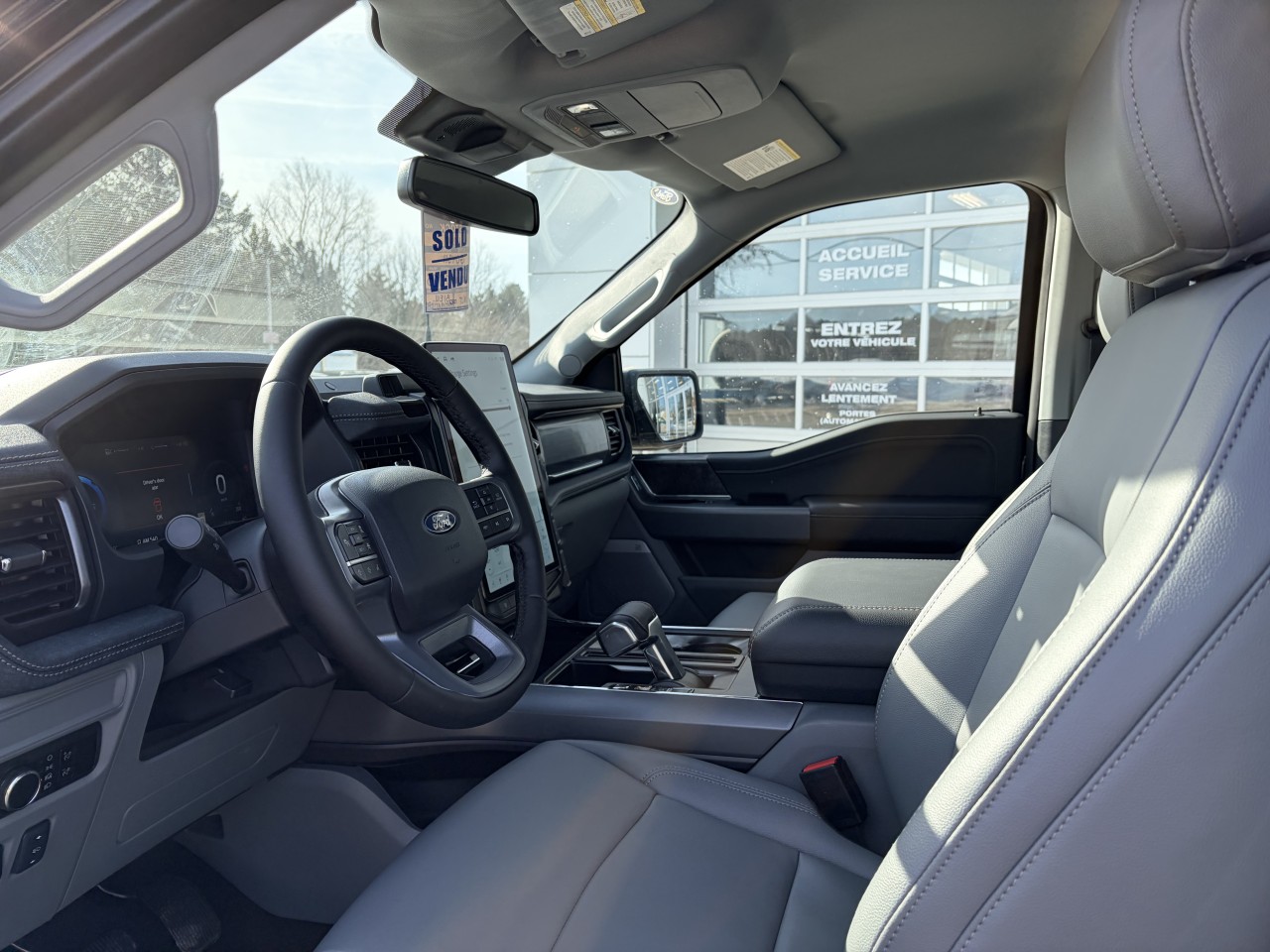 2025 Ford F-150 Lightning FLASH 312A BATTERIE LONGUE DURÉE ENSEMBLE REMORQUAGE MAX Main Image