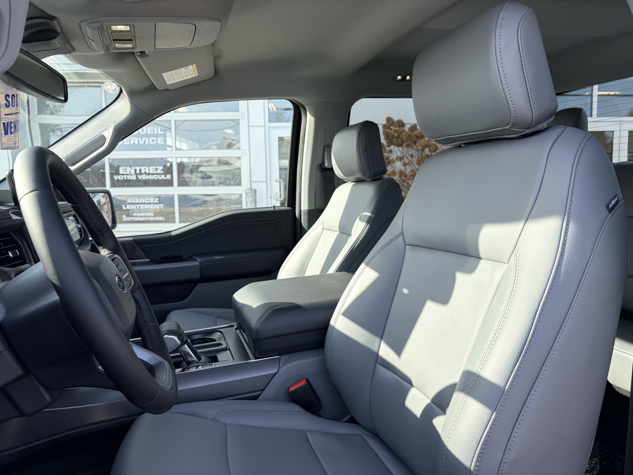 2025 Ford F-150 Lightning FLASH 312A BATTERIE LONGUE DURÉE ENSEMBLE REMORQUAGE MAX Main Image