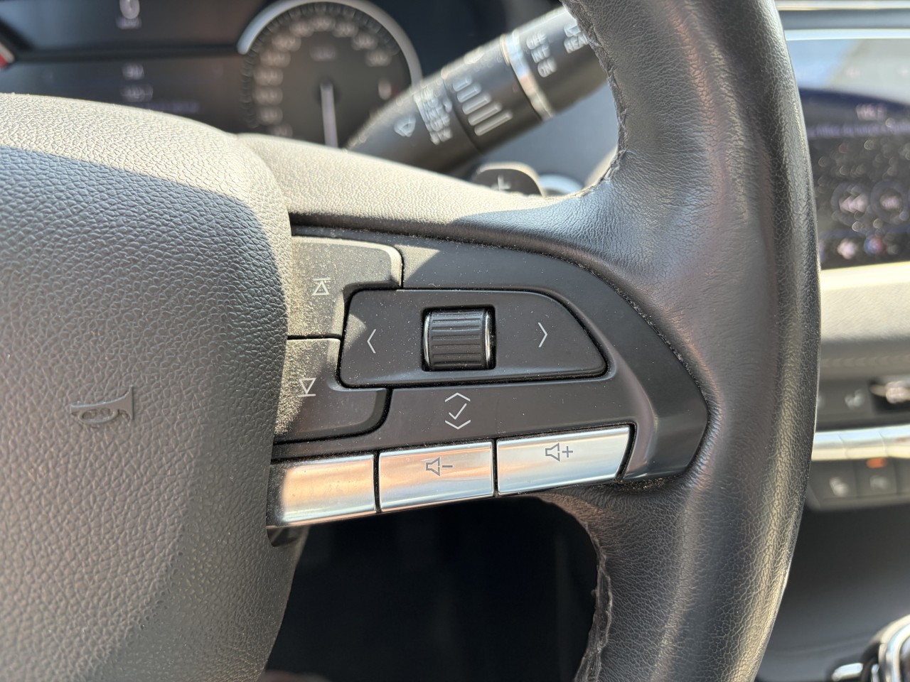 2023 Cadillac XT4 AWD Luxury Main Image