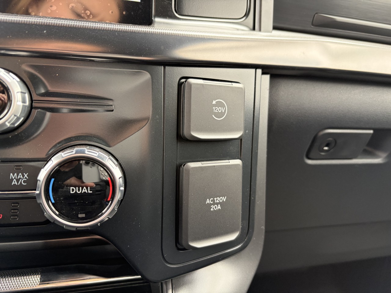 2026 Ford F-150 LARIAT Main Image