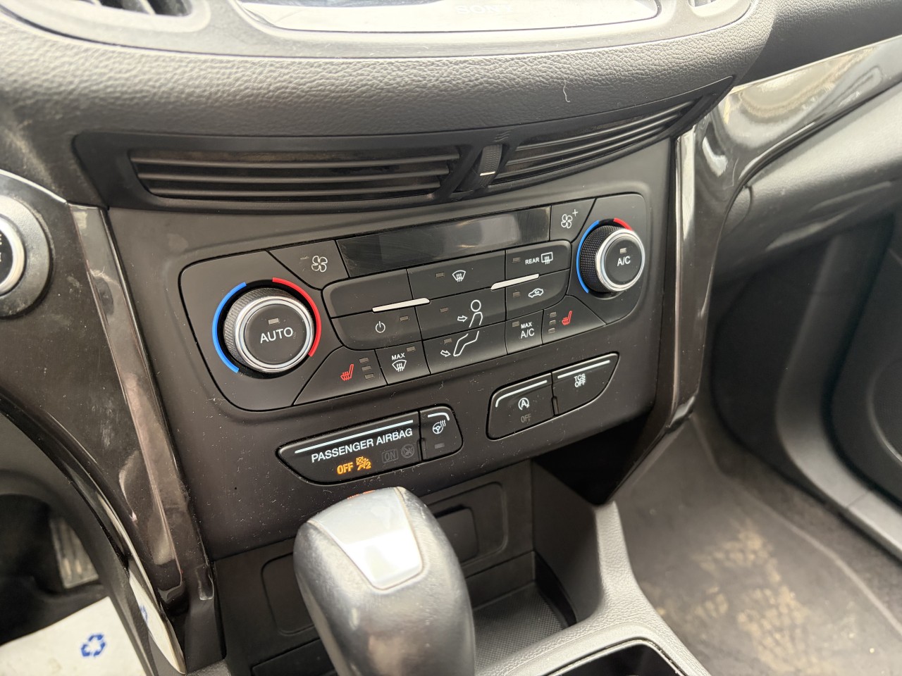 2017 Ford Escape TITANIUM AWD 2.0L, CUIR, GPS, TOIT PANO SYNC3 CAMÉRA DE RECUL Main Image