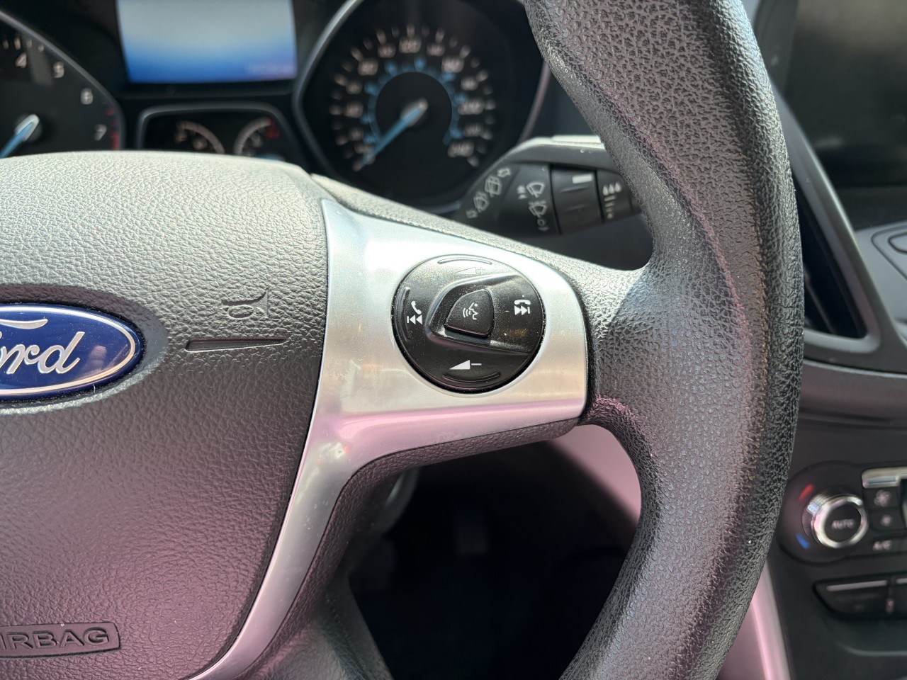 2015 Ford Escape SE Main Image