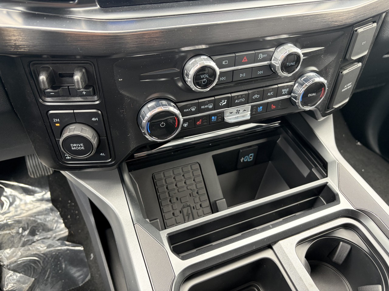 2026 Ford Super Duty F-250 SRW LARIAT Main Image