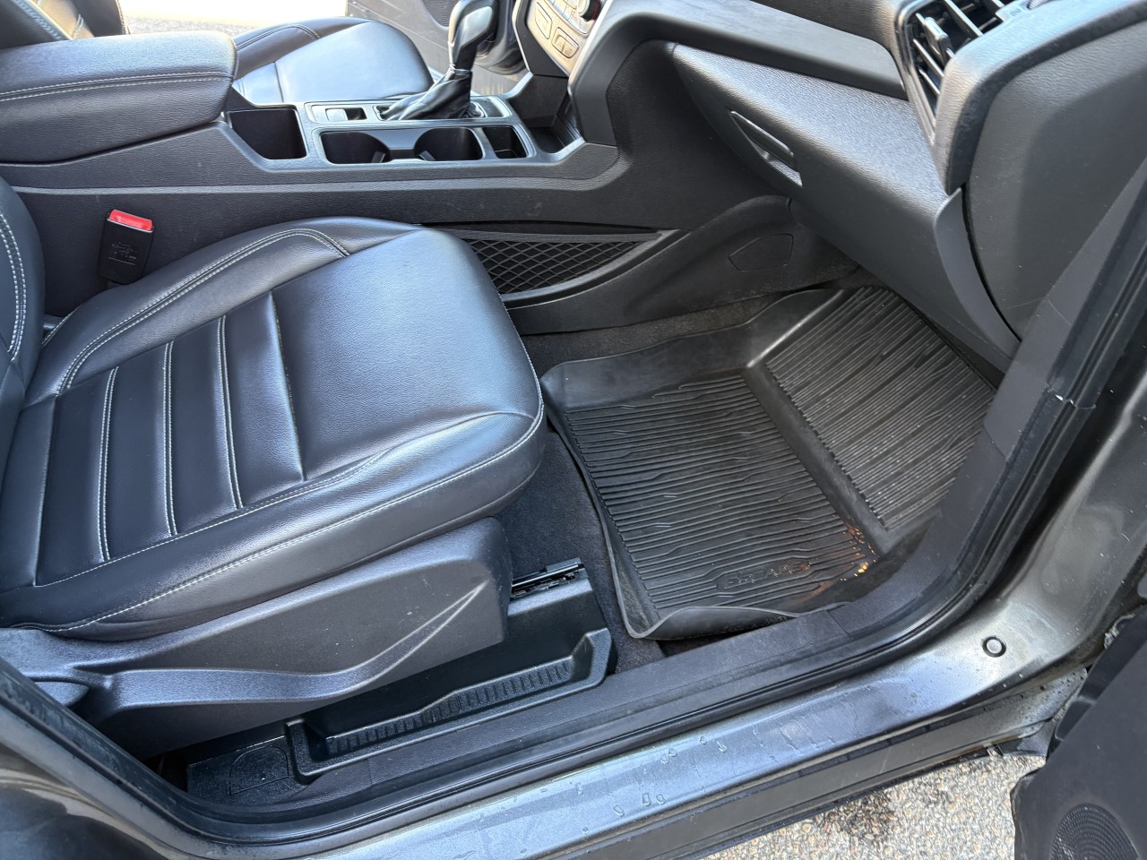 2019 Ford Escape SEL Main Image