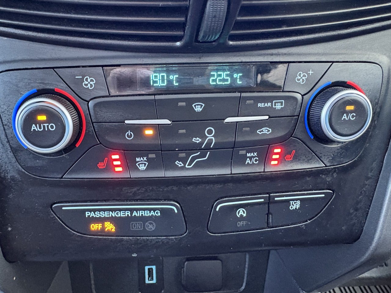 2019 Ford Escape SEL Main Image