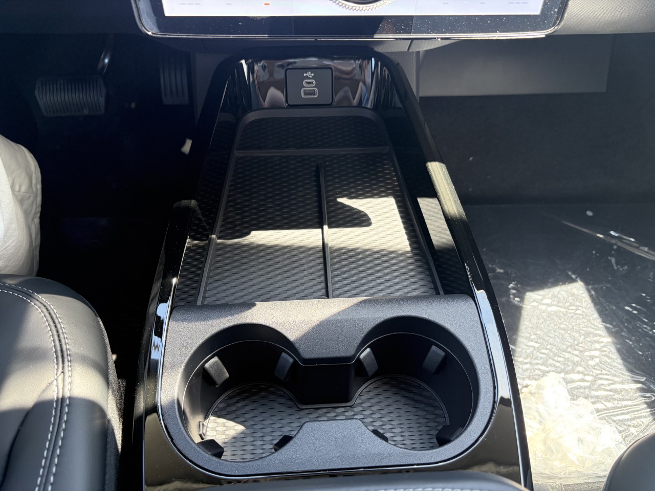 2026 Ford Mustang Mach-E SELECT AWD 73 KWH BANC CHAUFFANT Main Image