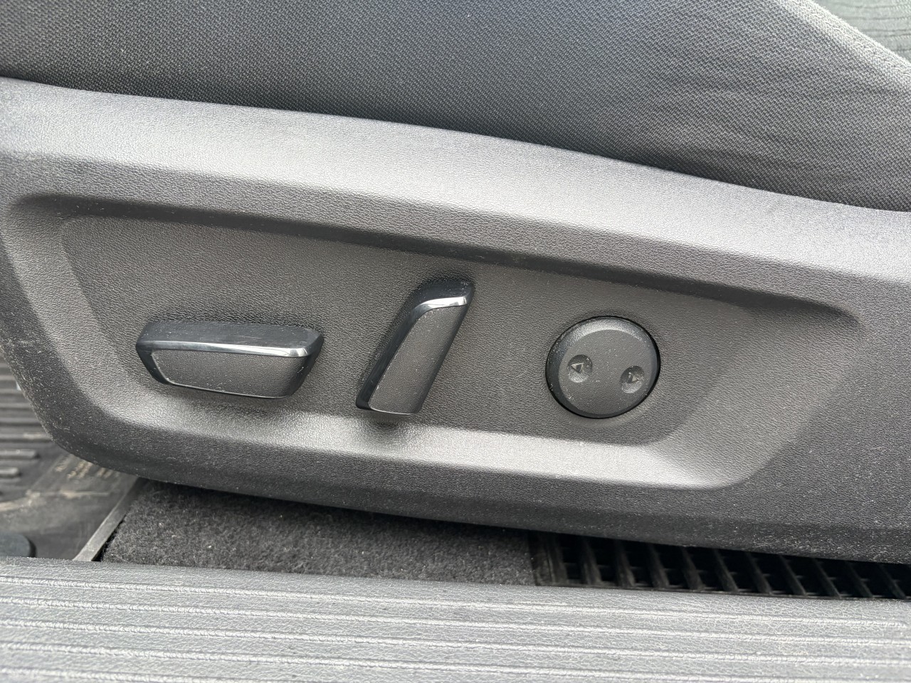 2023 Nissan Rogue SV Main Image