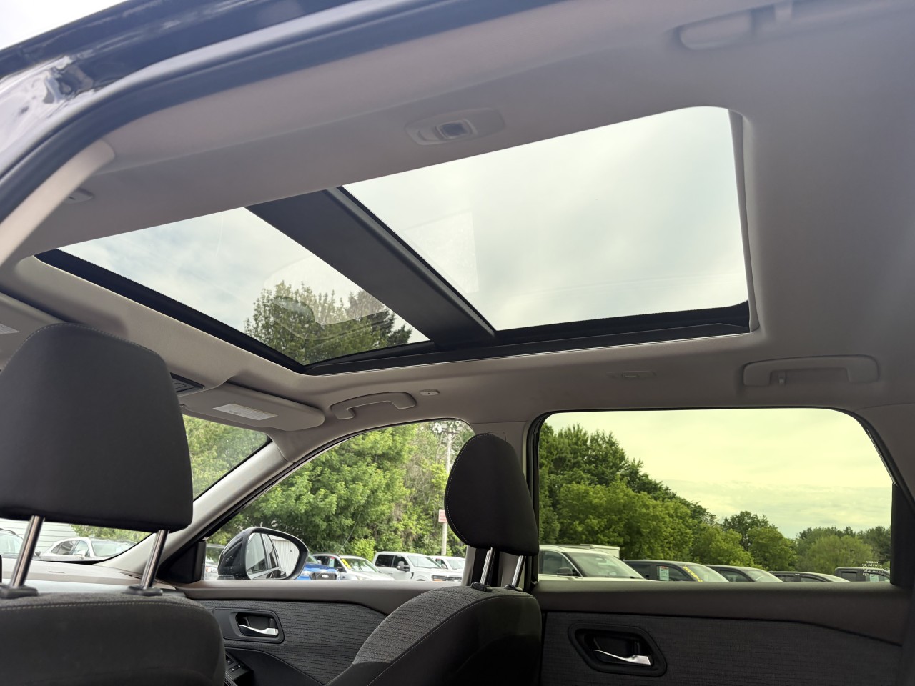 2023 Nissan Rogue SV Main Image