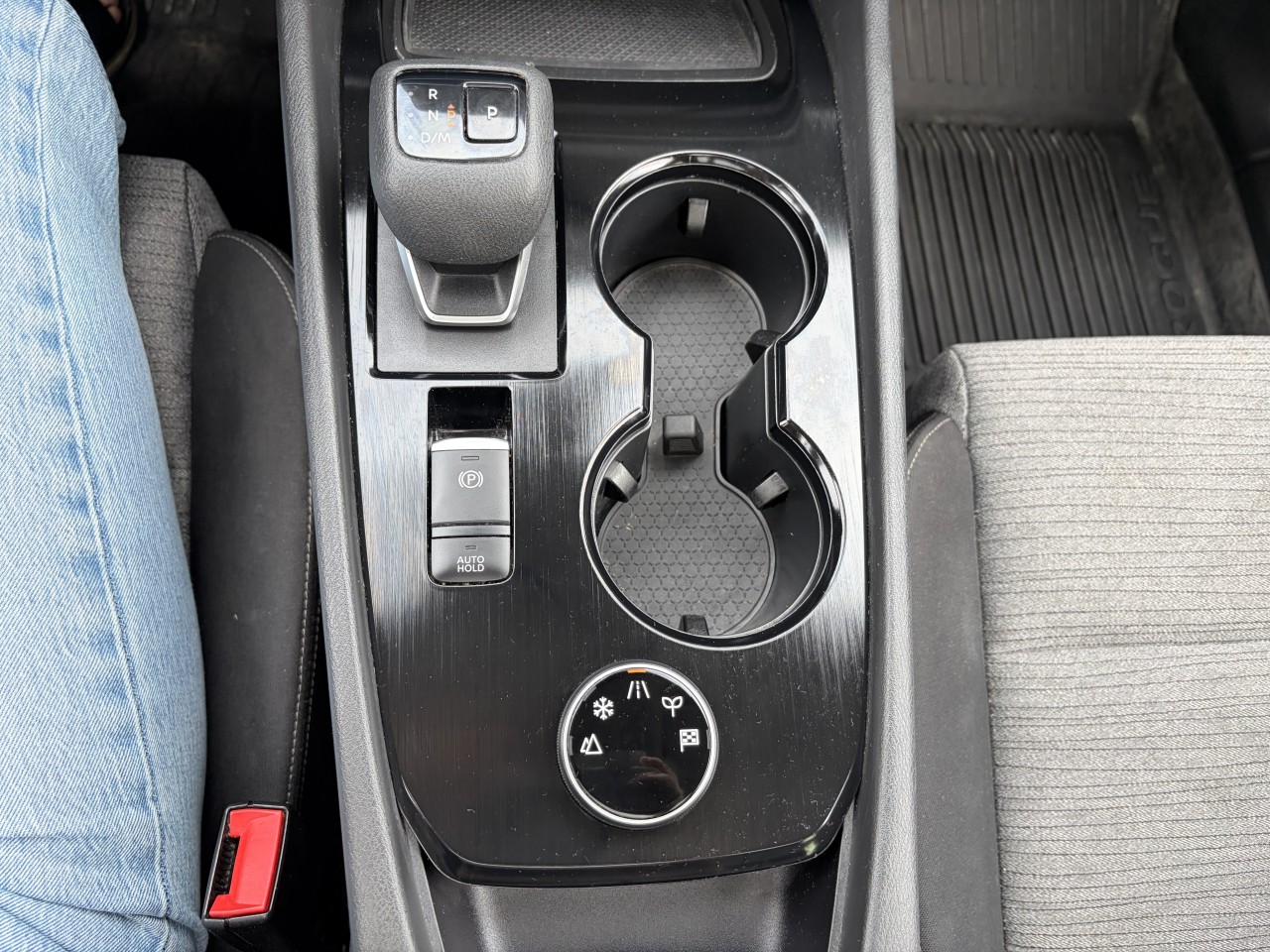 2023 Nissan Rogue SV Main Image