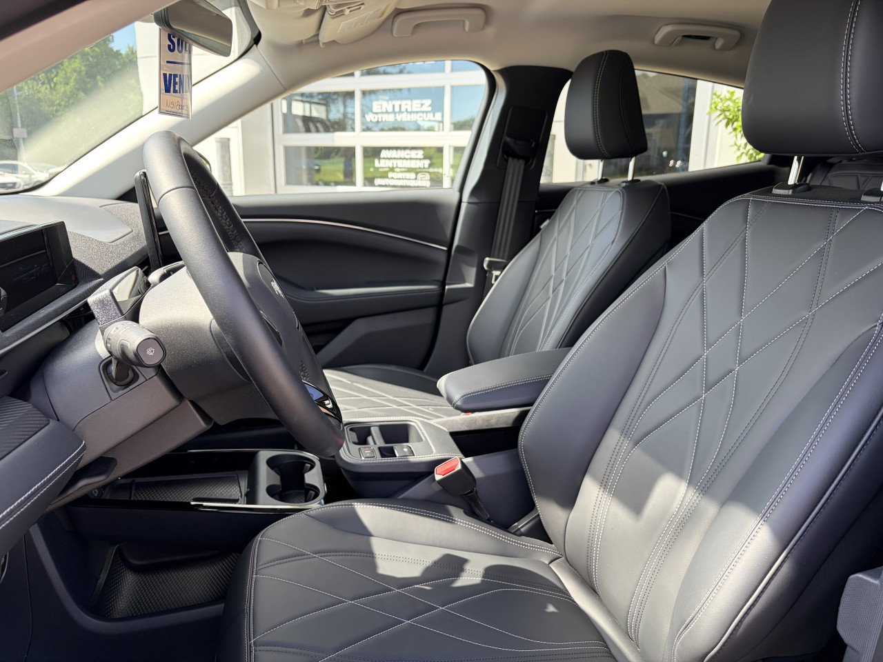2025 Ford Mustang Mach-E SELECT SIÈGES AVANT CHAUFFANT TAPIS RECHARGE SANS FIL Main Image