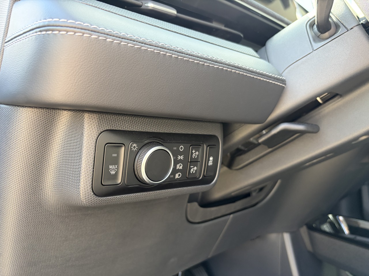2025 Ford Mustang Mach-E SELECT SIÈGES AVANT CHAUFFANT TAPIS RECHARGE SANS FIL Main Image