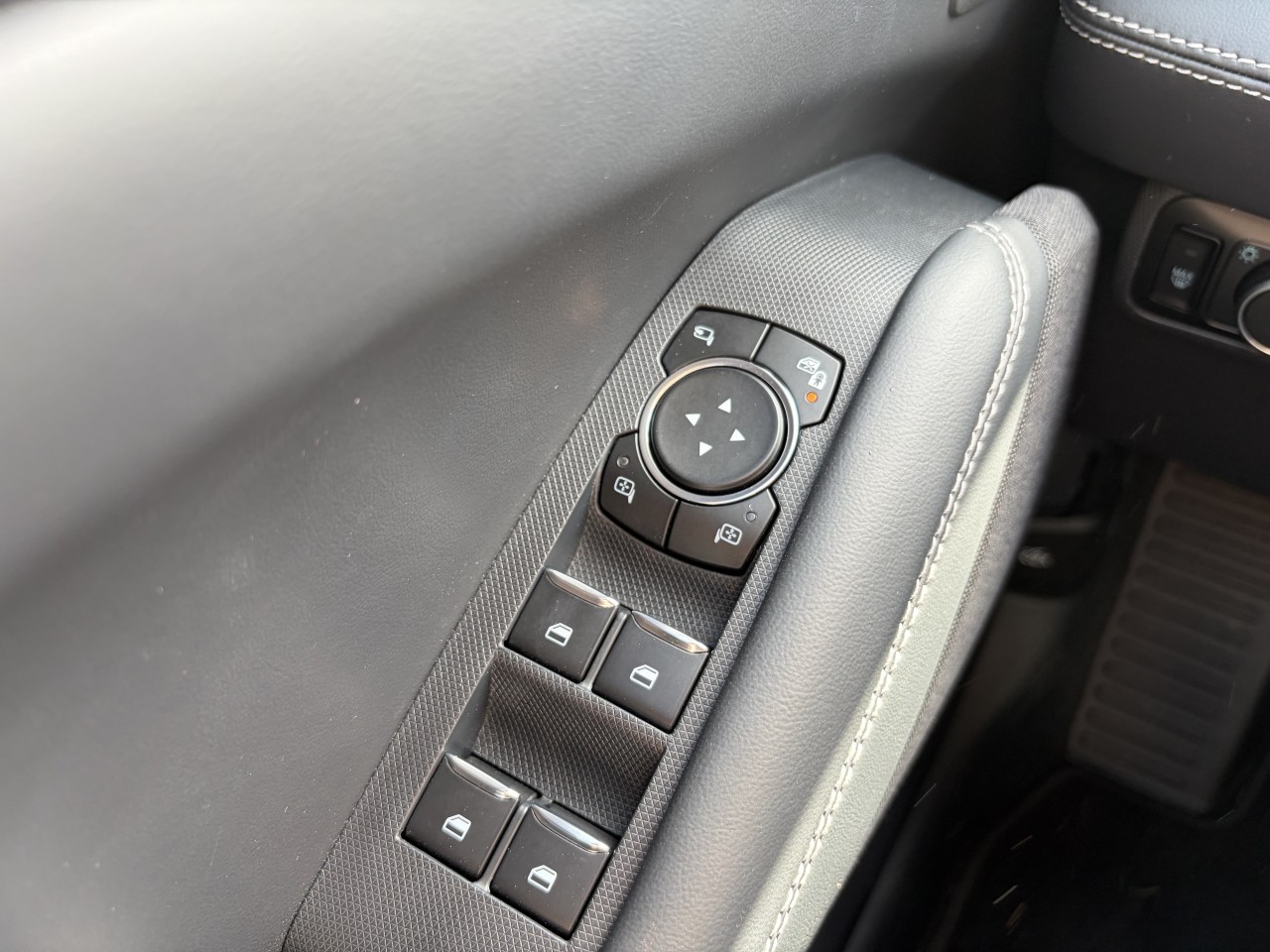 2025 Ford Mustang Mach-E SELECT SIÈGES AVANT CHAUFFANT TAPIS RECHARGE SANS FIL Main Image