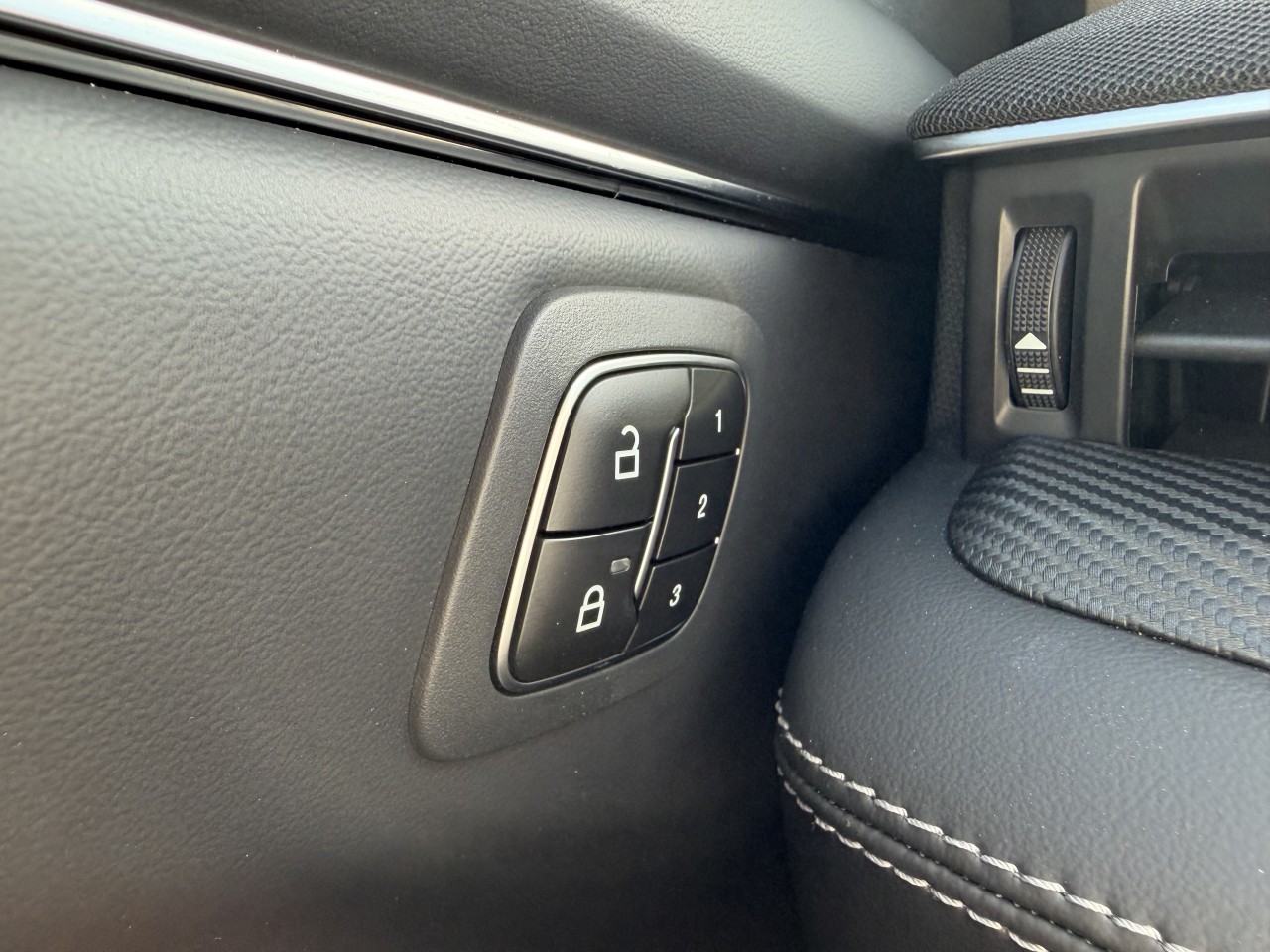 2025 Ford Mustang Mach-E SELECT SIÈGES AVANT CHAUFFANT TAPIS RECHARGE SANS FIL Main Image