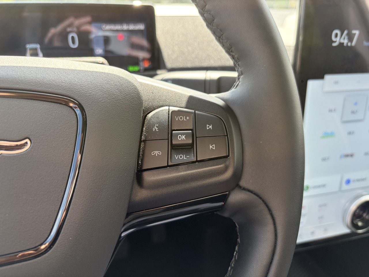 2025 Ford Mustang Mach-E SELECT SIÈGES AVANT CHAUFFANT TAPIS RECHARGE SANS FIL Main Image