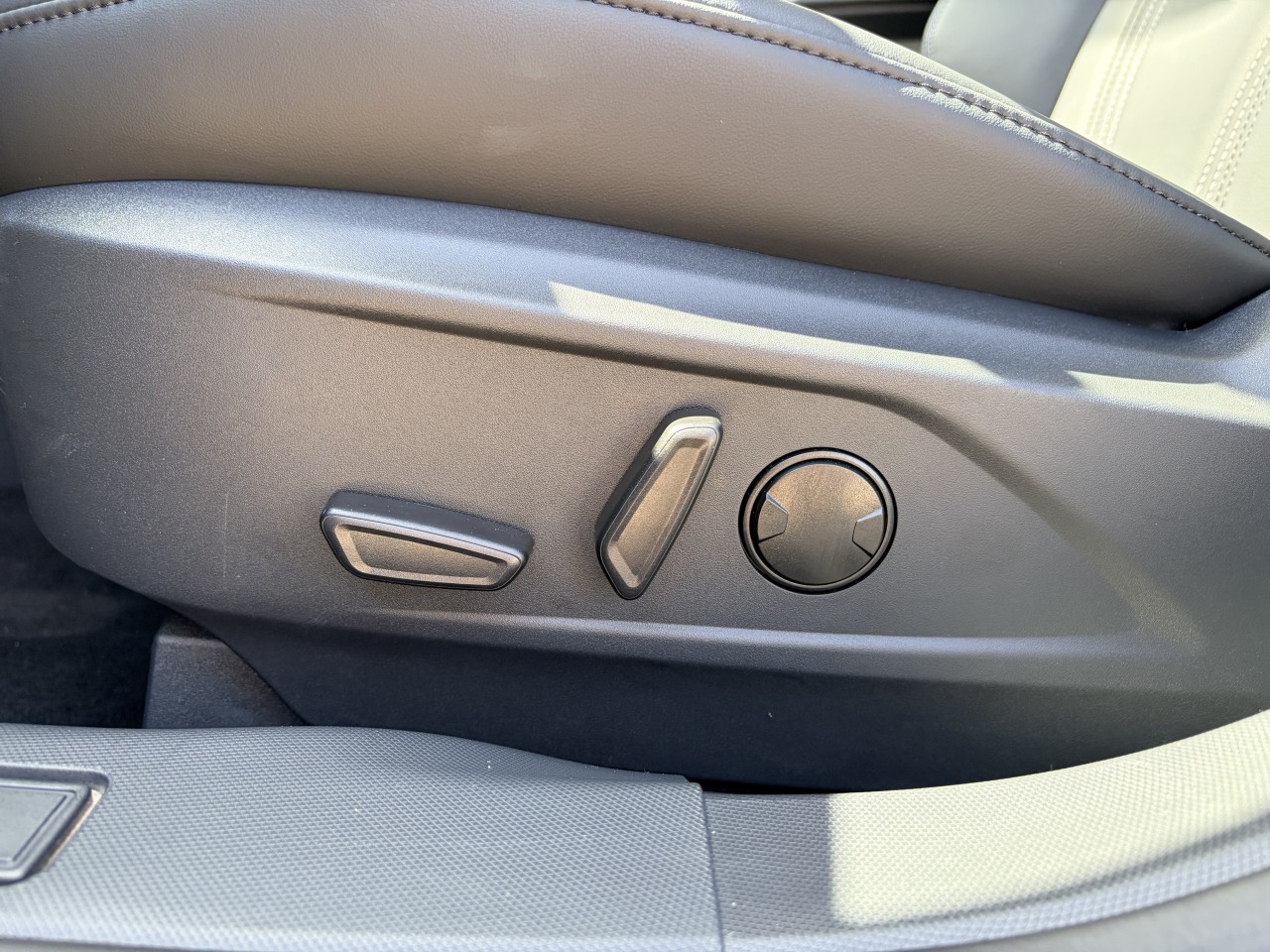 2025 Ford Mustang Mach-E SELECT SIÈGES AVANT CHAUFFANT TAPIS RECHARGE SANS FIL Main Image