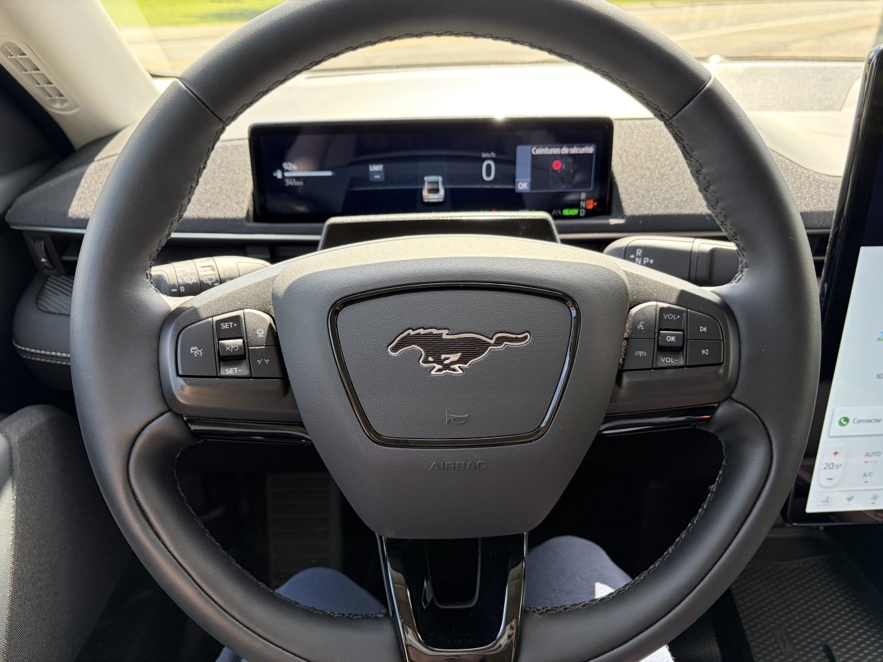 2025 Ford Mustang Mach-E SELECT SIÈGES AVANT CHAUFFANT TAPIS RECHARGE SANS FIL Main Image