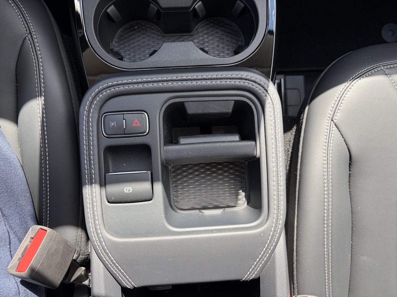 2025 Ford Mustang Mach-E SELECT SIÈGES AVANT CHAUFFANT TAPIS RECHARGE SANS FIL Main Image