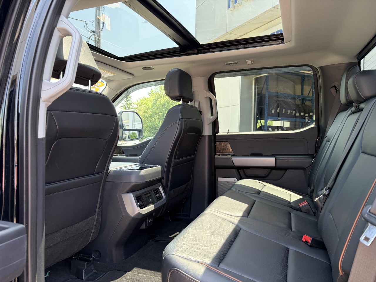 2025 Ford F-250 Super Duty LARIAT 4X4 CREWCAB TOIT OUVRANT CUIR V8 DIESEL Main Image
