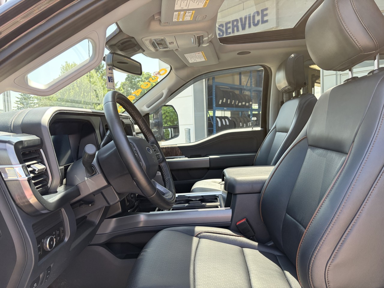 2025 Ford F-250 Super Duty LARIAT 4X4 CREWCAB TOIT OUVRANT CUIR V8 DIESEL Main Image