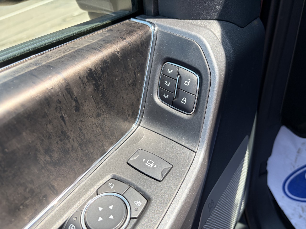 2025 Ford F-250 Super Duty LARIAT 4X4 CREWCAB TOIT OUVRANT CUIR V8 DIESEL Main Image