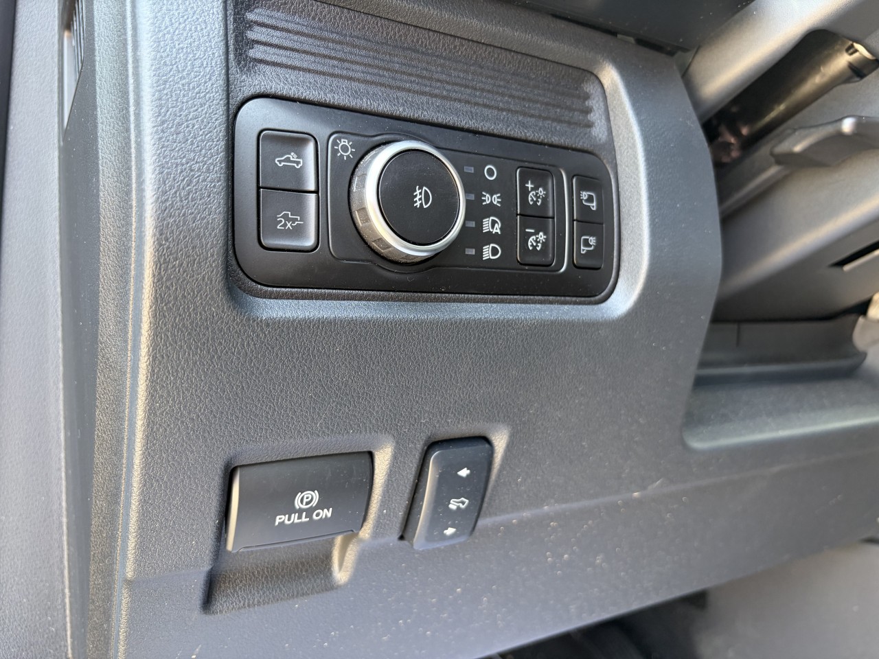 2025 Ford F-250 Super Duty LARIAT 4X4 CREWCAB TOIT OUVRANT CUIR V8 DIESEL Main Image