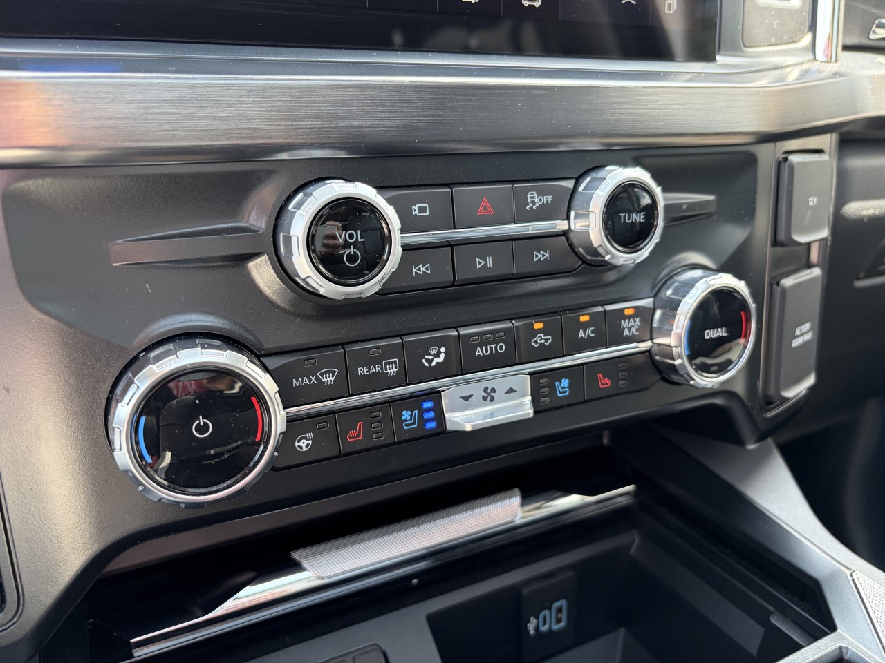 2025 Ford F-250 Super Duty LARIAT 4X4 CREWCAB TOIT OUVRANT CUIR V8 DIESEL Main Image
