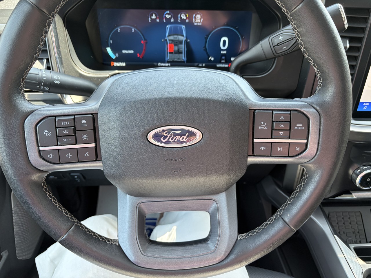 2025 Ford F-250 Super Duty LARIAT 4X4 CREWCAB TOIT OUVRANT CUIR V8 DIESEL Main Image