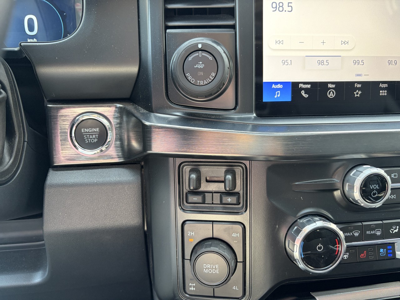 2025 Ford F-250 Super Duty LARIAT 4X4 CREWCAB TOIT OUVRANT CUIR V8 DIESEL Main Image