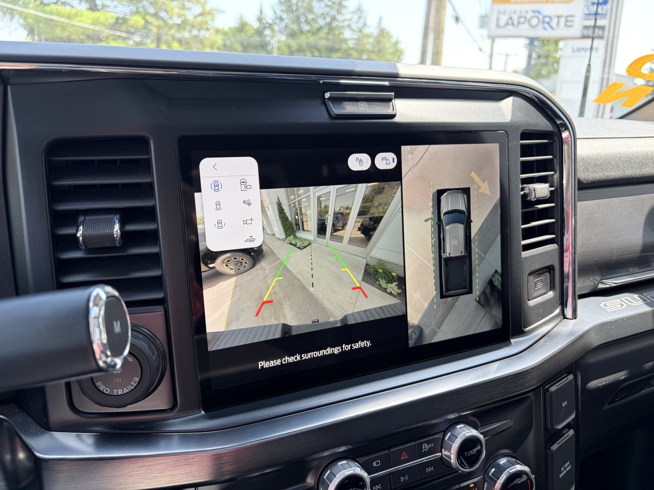 2025 Ford F-250 Super Duty LARIAT 4X4 CREWCAB TOIT OUVRANT CUIR V8 DIESEL Main Image
