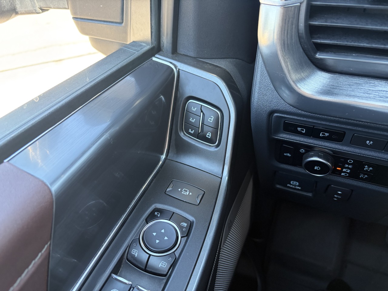 2023 Ford F-150 LARIAT Main Image