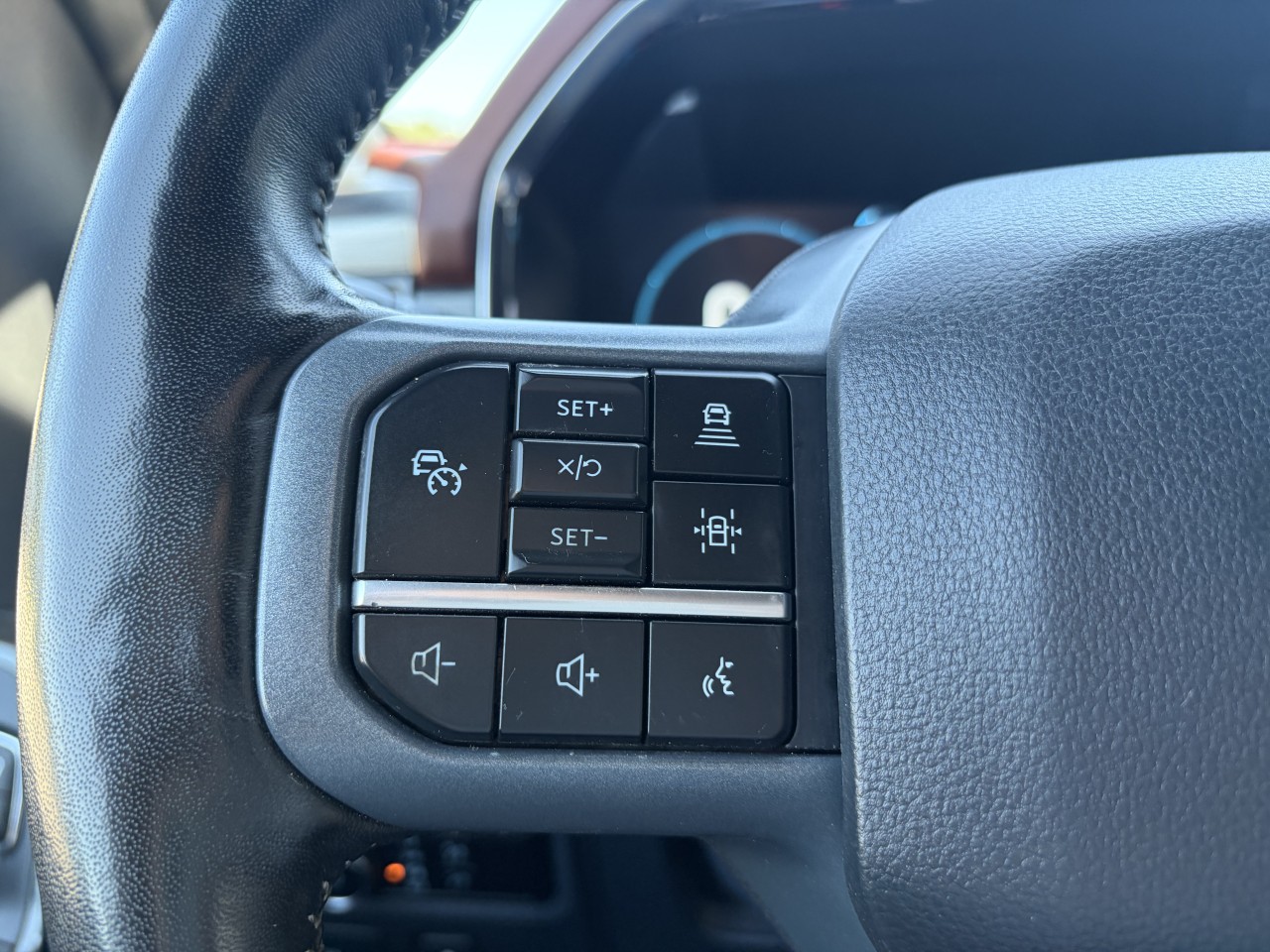 2023 Ford F-150 LARIAT Main Image