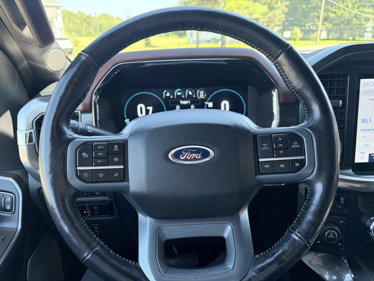2023 Ford F-150 LARIAT Main Image