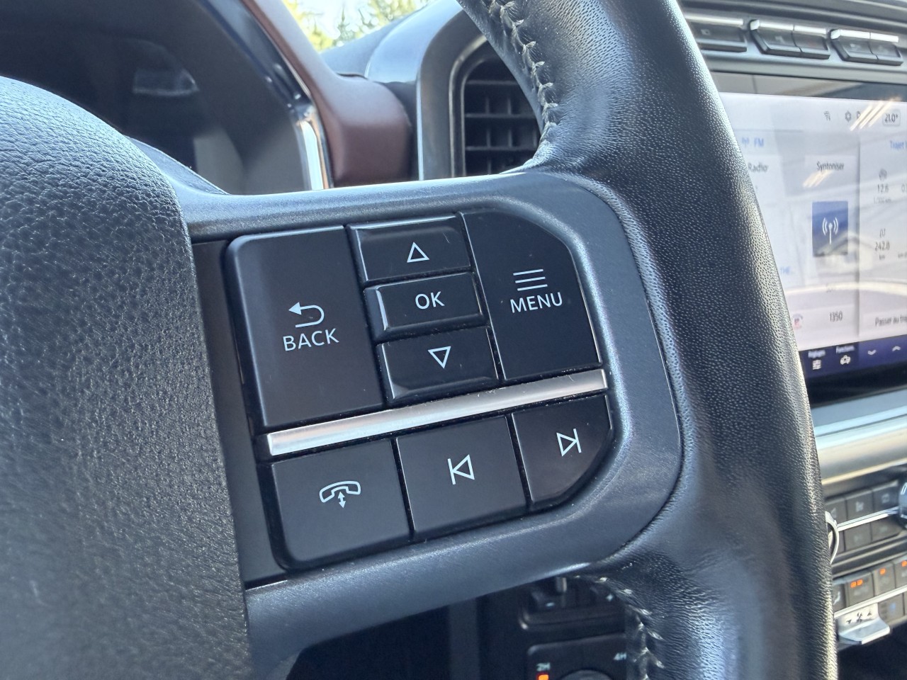 2023 Ford F-150 LARIAT Main Image