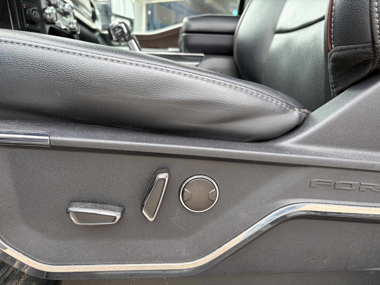2022 Ford F-150 LARIAT Main Image