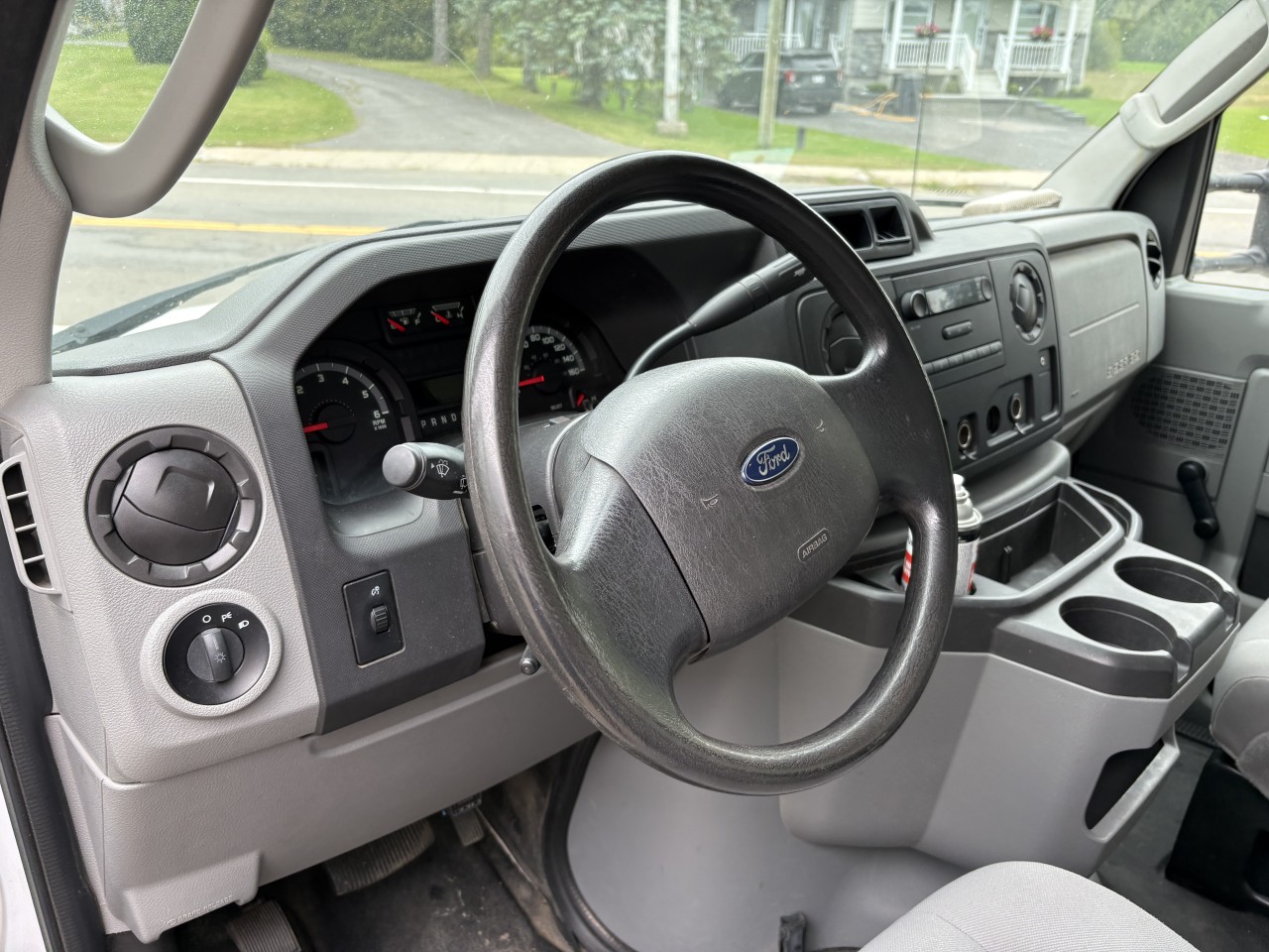 2014 Ford E350 CUTTAWAY 16 PI. E-350 Super Duty Main Image