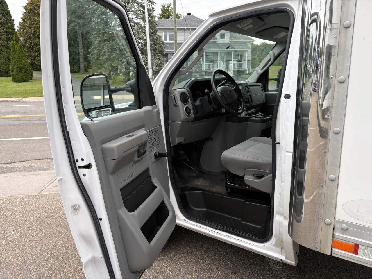 2014 Ford E350 CUTTAWAY 16 PI. E-350 Super Duty Main Image